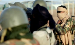 Des soldats maliens participent à une séance de formation dirigée par des militaires des forces spéciales françaises, le 6 décembre 2021 sur la base de Menaka