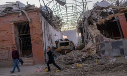 Une rue touchée par un missile à Gandja, ville d'Azerbaïdjan proche de la région disputée du Nagorny Karabakh, le 8 octobre 2020