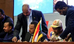 Le meneur de la contestation Ahmed al-Rabie (C), et le général Mohammed Hamdan Daglo (D), numéro deux du Conseil militaire soudanais, signent un accord de transition, à Khartoum, le 17 août 2019
