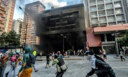 Des manifestants s'enprennent au bâtiment de la Cour suprême de Justice, le 12 juin 2017 à Caracas