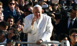 Le pape François salue la foule, place Saint-Pierre, le 22 novembre 2017 au Vatican