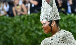 Rihanna portant une mitre arrive au gala du Met à New York le 7 mai 2018