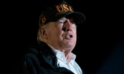 Le président américain Donald Trump s'adresse à des journalistes, à Point Mugu, en Californie le 17 novembre 2018
