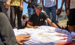 Des Palestiniens pleurent la mort d'un proche, tué dans un bombardement israélien dans la ville de Gaza, le 22 juin 2024