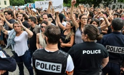 Des policiers font face à des militants anticorrida protestant devant les arènes de Nîmes, le 19 mai 2018