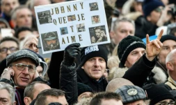 Des fans rassemblés devant l'Eglise de la Madeleine pour rendre un dernier hommage à Johnny Hallyday, le 9 décembre 2017