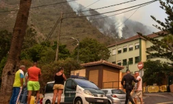 Un membre de la garde civile s'entretient avec des habitants de La Orotava, sur l'ßle de Tenerife dans l'archipel espagnol des Canaries, le 19 août 2023