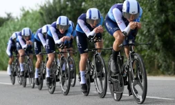 L'équipe cycliste Israel Tech lors d'un contre-la-montre, pendant le Tour d'Espagne, le 27 août 2025 à Figueres