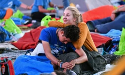 Des jeunes ayant pris part à une veillée dans la nuit de samedi à dimanche dans le cadre des JMJ se préparent à l'arrivée du pape François pour une grande messe en plein air près de Panama City, le 27 janvier 2019.