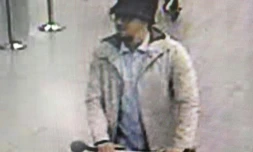 Capture d'une caméra surveillance diffusée par la police fédérale belge d'un suspect de l'attentat contre l'aéroport de Bruxelles le 22 mars 2016