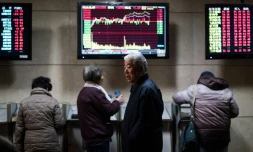 Des investisseurs chinois regardent des tableaux d'indices boursiers, le 18 janvier 2016 à Shanghaï
