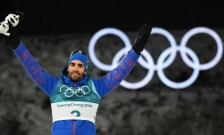 La joie du biathlète français Martin Fourcade après sa victoire à la mass start aux JO, le 18 février 2018 à Pyeongchang