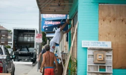 Des habitants de Wrightsville Beach, en Caroline du Nord, se préparant au passage de l'ouragan Florence, le 11 septembre 2018