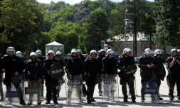 Des policiers anti-émeutes font face dans la ville de Cetinje, au Monténégro, le 4 septembre 2021 à des manifestants déterminés à empêcher la cérémonie d'intronisation du chef de l'Eglise orthodoxe serbe