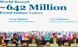 Le commissaire électoral en chef Rajiv Kumar (2e d) et les commissaires électoraux Gyanesh Kumar (2e g) et S.S. Sandhu (d) lors d'une conférence de presse à New Delhi, le 3 juin 2024 en Inde