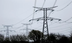 Les champs magnétiques à basses fréquences, émis notamment par les lignes à haute tension, représentent un risque "possible" de leucémie chez les enfants qui habitent à proximité, selon l'Anses