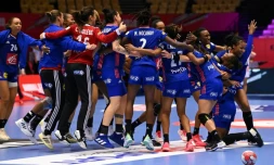 Les handballeuses françaises fĂȘtent leur qualification pour la finale de l'Euro, le 18 dĂ©cembre 2020 Ă Herning