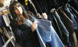 L'Israélienne Batia Leora Deil dans un magasin de vêtements de la ville de Tel-Aviv le 8 février 2020. Elle fait partie des dizaines de milliers d'"anoussim" que compte Israël, ces juifs orthodoxes qui, en cachette, ne pratiquent plus leur religion, ou n'adhèrent plus à ses codes