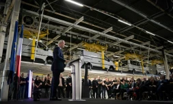 Le ministre de l'Economie et des Finances Bruno Le Maire dans l'usine Renault de Sandouville, en Seine-Maritime, le 29 mars 2024