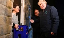 Boris Johnson, en campagne pour les élections de jeudi, livre du lait à une famille de  Guiseley, dans le nord de l'Angleterre, le 11 décembre 2019