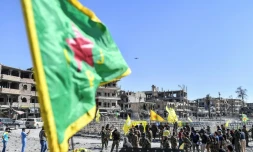 Photo d'un drapeau des Unites de protection du peuple kurde (YPG), le 17 octobre 2017 lors de la libération de la ville syrienne de Raqa