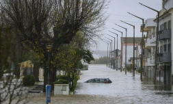 Une voiture submergée dans une rue inondée d'Alcacer do Sal lors de la Dépression Leonardo, le 4 février 2026 dans le sud du Portugal