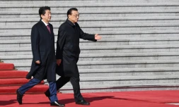 Le Premier ministre japonais Shinzo Abe avec son homologue chinois Li Keqiang à Pékin, le 26 octobre 2018