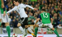 Sebastian Rudy (g) ouvre le score pour l'Allemagne face à l'Irlande du Nord en qualif pour le Mondial-2018, le 5 ocotbre 2017 à Belfast