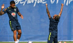 Neymar Jr et son compère de l'attaque Gabriel Jesus s'entraînent avec le Brésil au camp de base de Sotchi, le 24 juin 2018