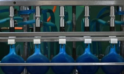 Des bouteilles de liqueur curaçao sur une ligne de production de la distillerie Willemstad, sur l'ßle néerlandaise de Curaçao, au large du Venezuela, le 9 avril 2026