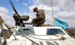Un soldat français de la Force intérimaire des Nations unies au Liban (Finul) en patrouille dans le village de Kfar Kila, dans le sud du Liban, près de la frontière avec le nord d'Israël, le 27 août 2025