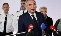 Le Premier ministre François Bayrou parle aux journalistes après une réunion de crise sur Mayotte, à Paris le 14 décembre 2024