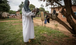 Le Sud-Soudanais Ismail Hmdan Banaga fait sécher ses chaussures au centre de transit de Gashora, le 10 juin 2022