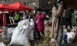 Des réfugiés arméniens du Nagorny Karabakh dans la ville frontaliÚre de Goris avant leur évacuation vers d'autres villes arméniennes, le 30 septembre 2023