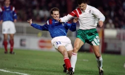 Vincent Guérin à la lutte avec le Bulgare Luboslav Penev en match éliminatoire du Mondial-2014 au Parc des Princes, le 17 novembre 1993 