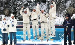 Les biathlètes français Fabien Claude, Emilien Jacquelin, Quentin Fillon Maillet et Eric Perrot médaillés d'or du relais 4 x 7,5 km des JO-2026 à Anterselva le 17 février 2026 en Italie 