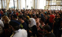 Des touristes attendent à l'aéroport de Charm el-Cheikh le 6 novembre 2015