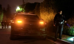 La police boucle la zone autour de la maison du rĂ©alisateur amĂ©ricain Rob Reiner oĂč lui et sa femme, Michele Singer Reiner, ont Ă©tĂ© retrouvĂ©s morts, le 14 dĂ©cembre 2025 Ă Brentwood, prĂšs de Los Angeles, en Californie