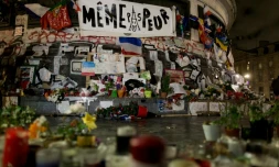 Fleurs, bougies, banderoles... devant la statue de la République à Paris le 7 janvier 2016, en hommage aux victimes des attentats de janvier 2015