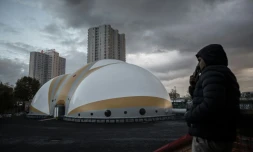 Un migrant à l'extérieur du centre d'accueil de Paris le 10 novembre 2016