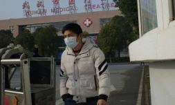 Un homme quitte le centre de médical de Wuhan le 12 janvier 2020, où des centaines de patients sont contaminés par un mystérieux virus et deux sont déjà morts