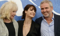 Stéphane Brizé, aux côtés des actrices Judith Chemla (d) et Yolande Moreau (g), le 6 septembre 2016