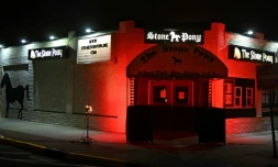 Le Stone Pony à Asbury Park, dans le New Jersey, illuminé de rouge en septembre 2020 pour demander des aides financières pour le monde du spectacle au Congrès