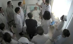 Image tirée d'une vidéo qui a "fuité" montrant le dissident chinois Liu Xiaobo sur un lit d'hôpital entouré par des médecins en présence de sa femme Liu Xia, dans un endroit non précisé, le 11 juillet 2017
