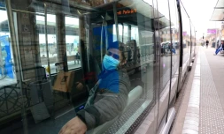 Un homme porte un masque pour se protéger du coronavirus, dans un tramway à Bordeaux le 19 mars 2020 
