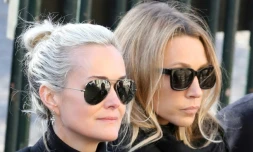 Laetitia Hallyday (G) et Laura Smet (D) lors des obsèques de Johnny Hallyday le 9 décembre 2017 à Paris