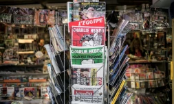Des exemplaires de l'hebdomadaire satirique Charlie Hebdo, sur l'étalage d'un kiosquier à Lyon, le 25 février 2015 