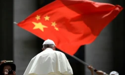 Un fidèle agite le drapeau chinois près du Pape François le 12 juin 2019 au Vatican