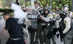 Des policiers lors d'une manifestation à Los Angeles, le 11 juin 2025