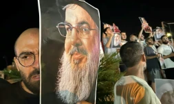 Des manifestants brandissent des portraits du chef du Hezbollah Hassan Nasrallah, le 28 septembre 2024 à Sidon, dans le sud du Liban